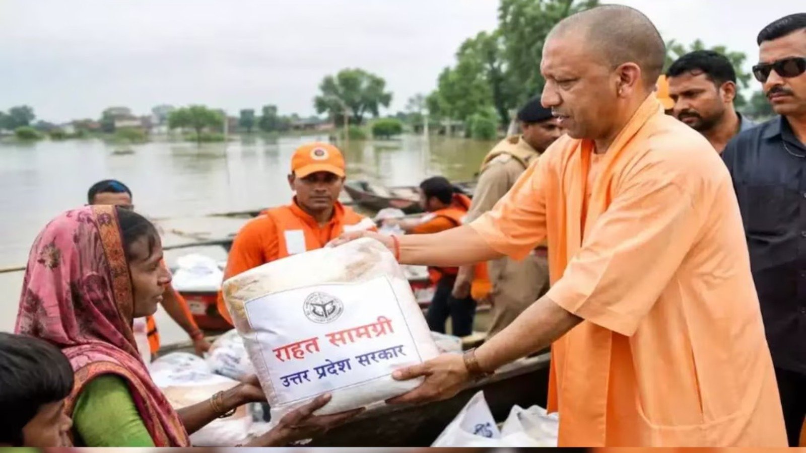लखनऊ में बाढ़ प्रभावितों के लिए राहत अभियान तेज, नावों से पहुंचाया जा रहा भोजन और राशन