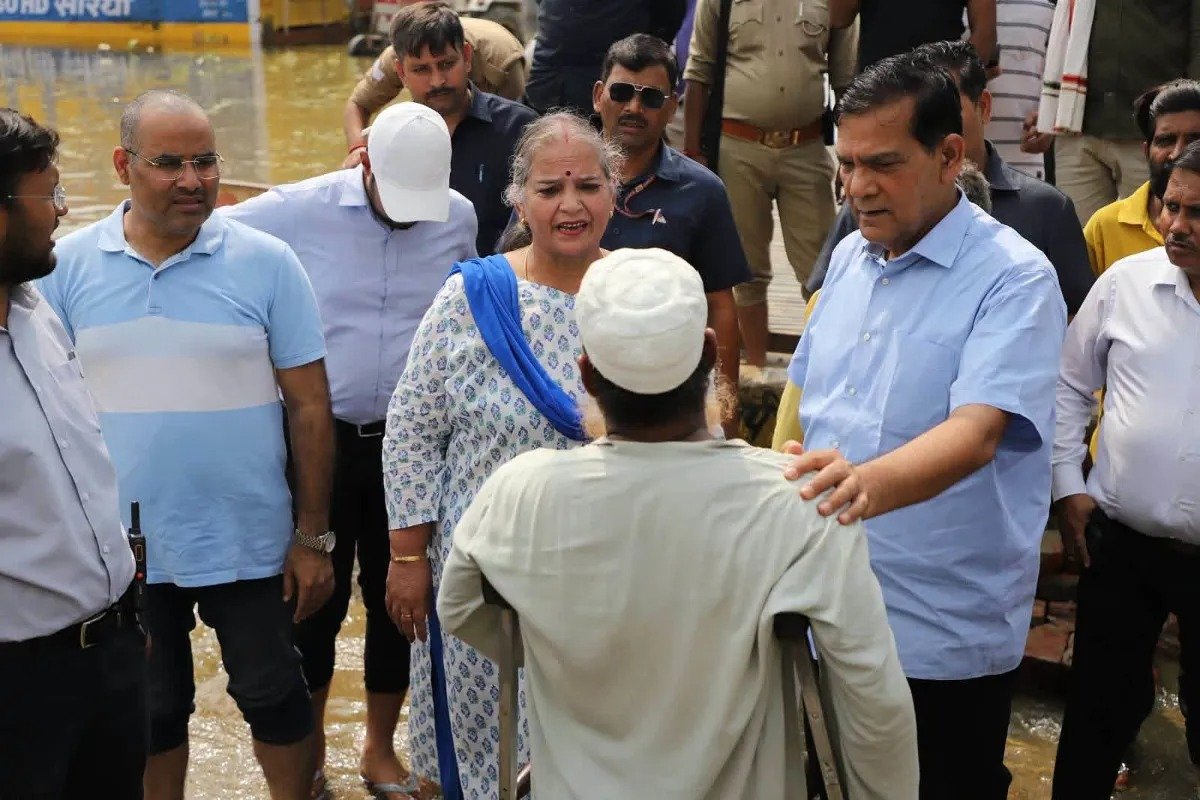 बाढ़ प्रभावितों की मदद में जुटी योगी सरकार, मंत्री ए.के. शर्मा ने फैजुल्लागंज-दाउदनगर का किया निरीक्षण