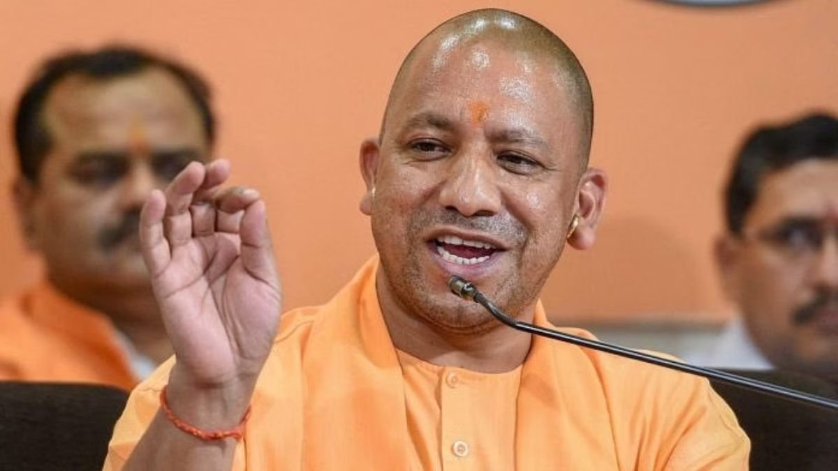 सीएम योगी ने विभिन्न योजनाओं के लाभार्थियों को किया सम्मानित, बांटे चेक और लैपटॉप